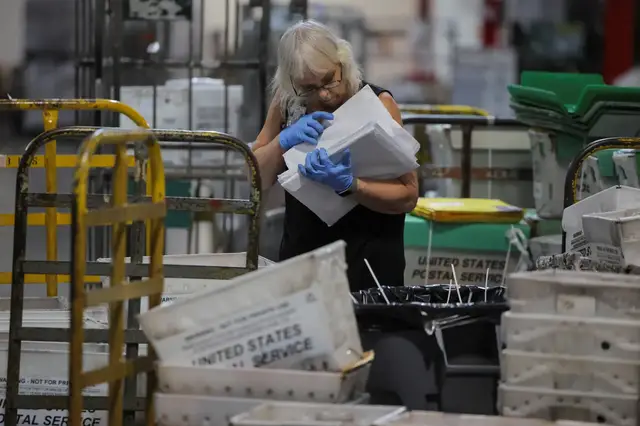Video thumbnail for Postal Service ramps up for holiday rush as officials urge customers to ship early
