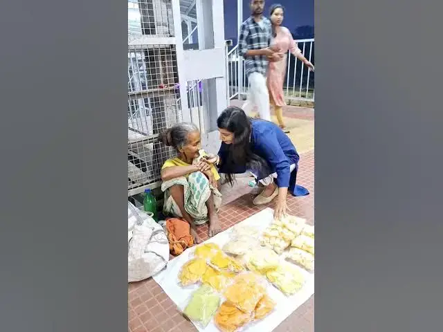 'Video thumbnail for ৮০ বছর বয়সে পেট চালাতে ঠাকুমা স্টেশনে পাপড় বিক্রি করছেন'