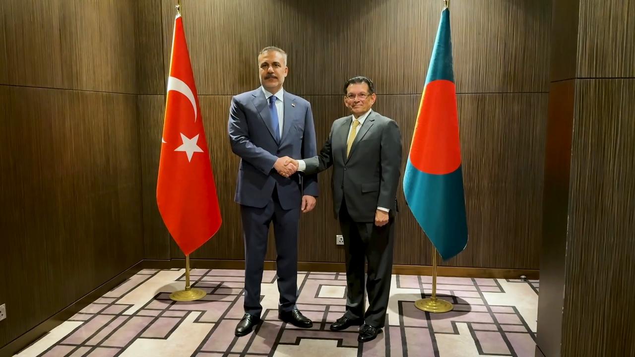 Video thumbnail for Bangladesh: Turkish, Bangladeshi FMs meet in Dhaka (2).