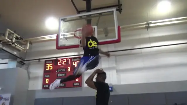'Video thumbnail for My First Dunk Elite Show :: Isaiah and CJ'