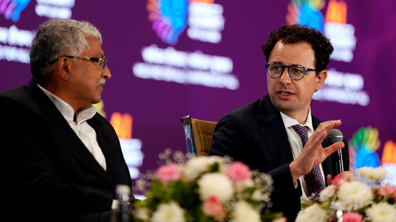 Video thumbnail for Big Tech is shelling out up to $1 million for new hires