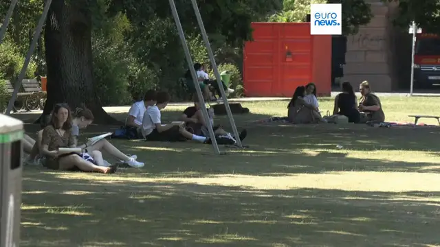 Video thumbnail for T-shirts instead of winter coats: What a warm October reveals about winter