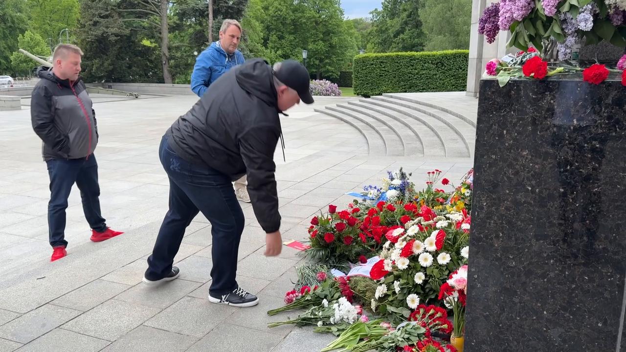 Video thumbnail for Germany: SECURITY ALERT IN BERLIN: MASSIVE POLICE DEPLOYMENT AT SOVIET MEMORIALS.