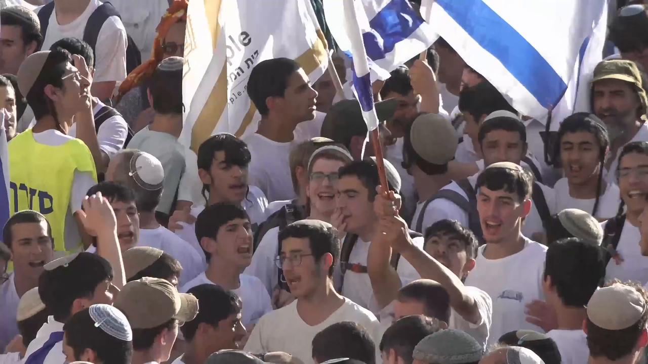 Video thumbnail for Jewish far-right groups begin provocative ‘flag march’ in occupied East Jerusalem (2).