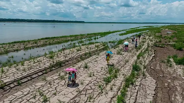 Video thumbnail for UN warns of worsening Ebola outbreak and El Niño-driven hunger threat