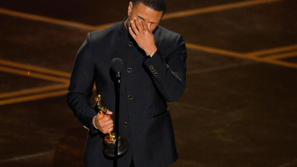 Video thumbnail for Michael B. Jordan gets 'most thunderous applause of the night' at Oscars