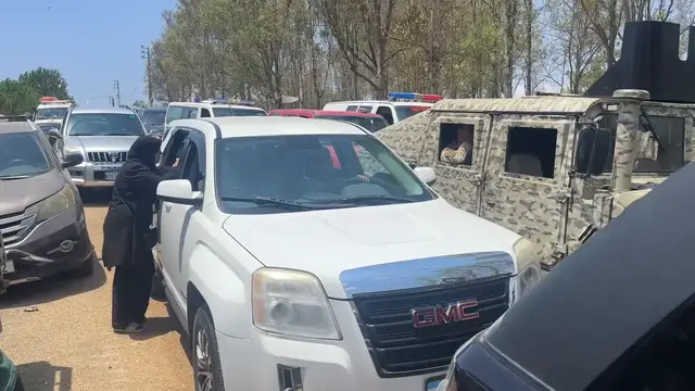 Video thumbnail for Lebanon: Lebanese army allows residents brief return to West Zawtar.