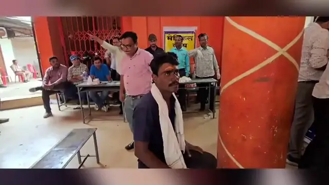 Video thumbnail for India: Traditional Gotmar Fair turns violent as villagers hurl stones at each other, over 150 injured in fierce clash.