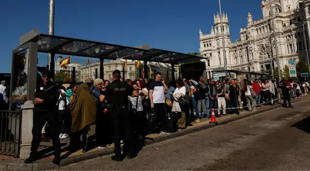 Video thumbnail for Power grid failure paralyses Spain and Portugal, stranding passengers and halting trains