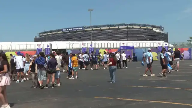Video thumbnail for US: Fans gather at MetLife Stadium in New Jersey ahead of Spain-Argentina World Cup final (3).