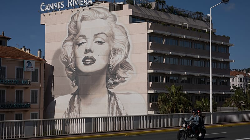 Video thumbnail for Hollywood honors Marilyn Monroe, 100 years on