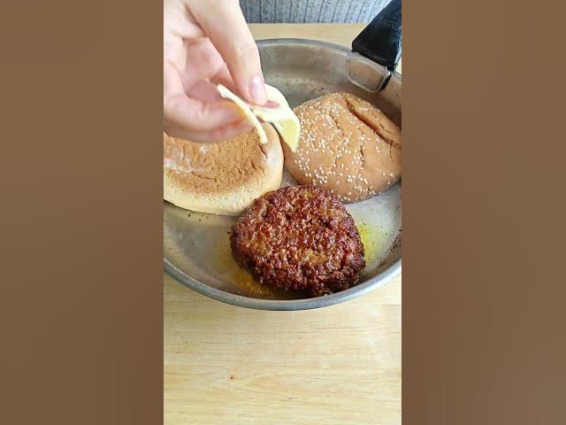 Video thumbnail for Burger à la soubressade : le cheat day espagnol qui fait vraiment plaisir