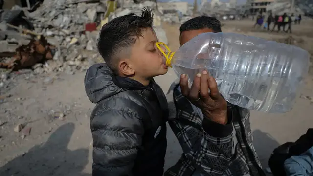 Video thumbnail for Gaza residents share fears of thirst after Israel destroys water resources