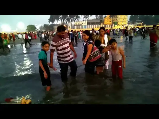 Video thumbnail for All are enjoying Juhu Beach