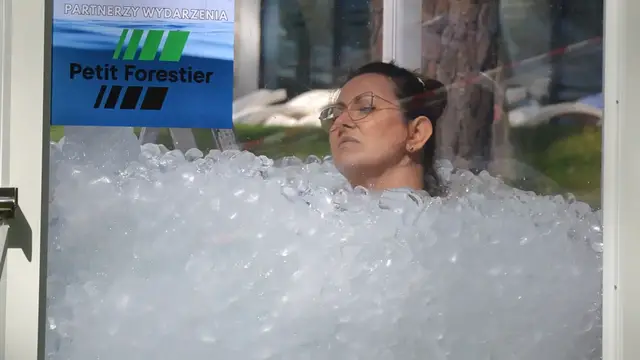 'Video thumbnail for Longest time fully in ice (female) - 3 hours, 33 mins and 33 seconds by Maria Bodaj'