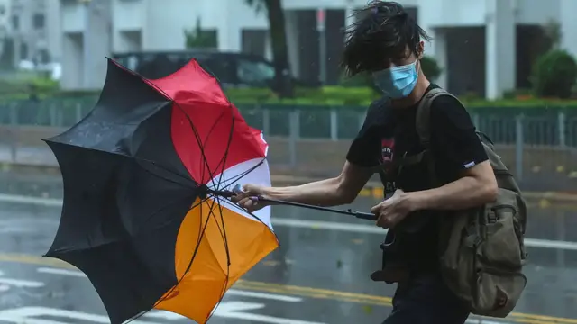 Video thumbnail for Hong Kong on high alert as Typhoon Wipha brings heavy rain and winds
