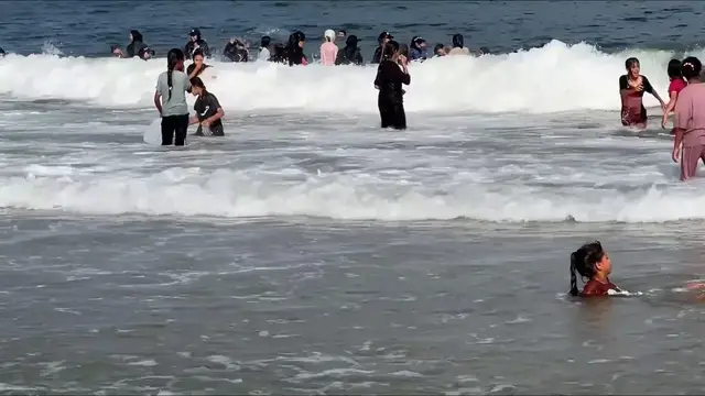 Video thumbnail for 1,300 Gaza children take part in swimming class to cope with war trauma.