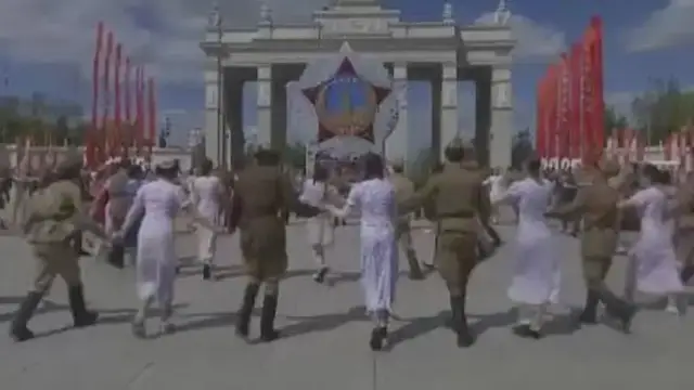 Video thumbnail for Moscow students dance to honour WWII veterans