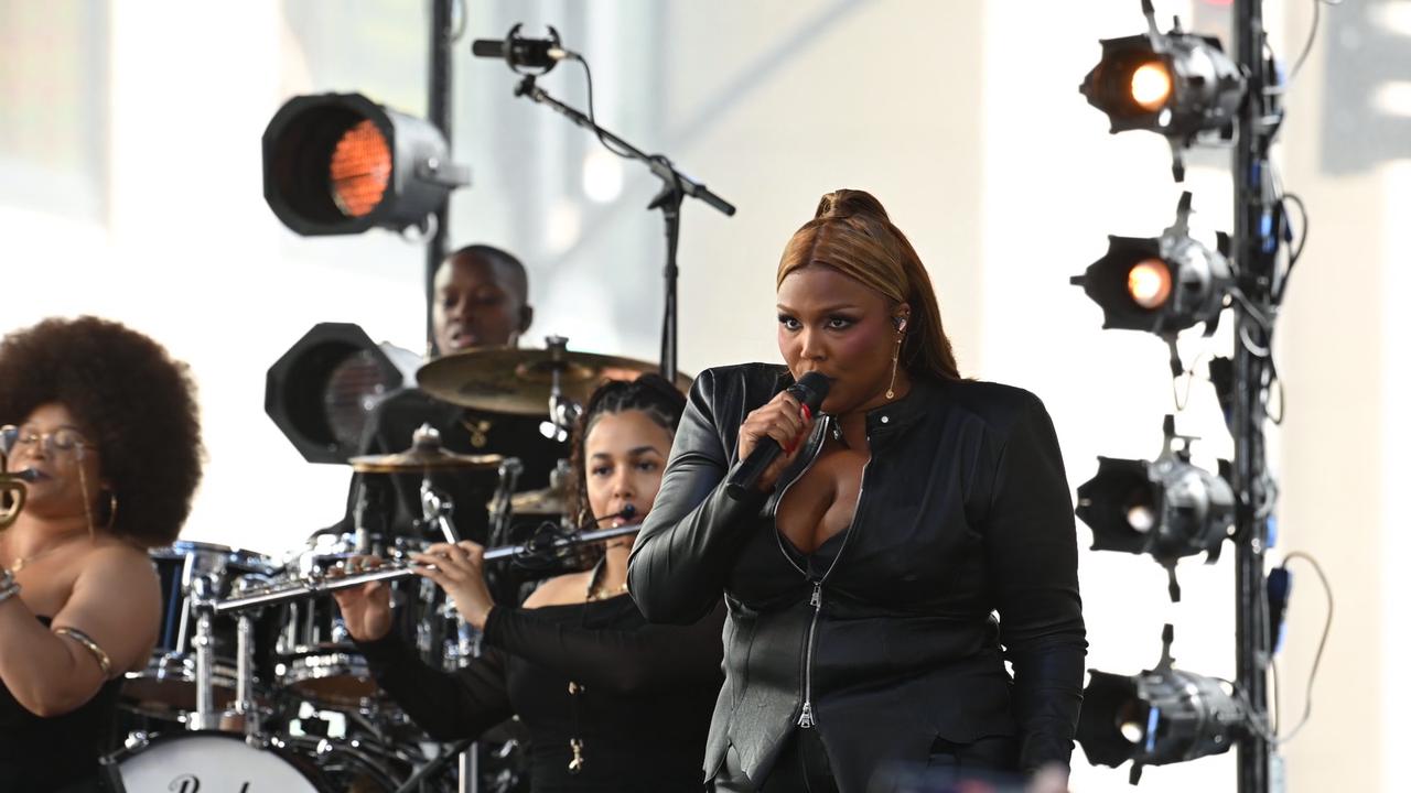 Video thumbnail for NY: Lizzo Performs on NBC Today Show 3.