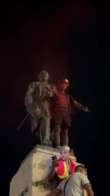 Video thumbnail for Nighttime Celebration around the Spray-Painted Málaga Monument