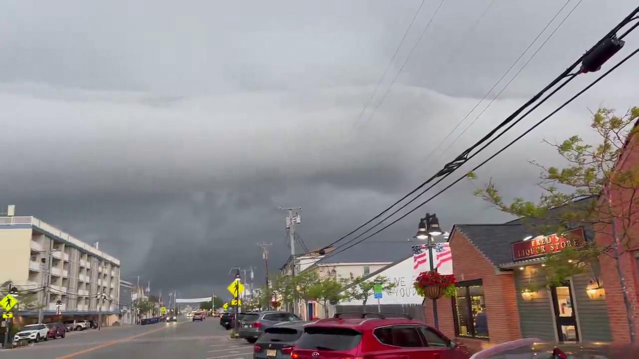 Video thumbnail for US: Massive Shelf Cloud Captured in New Jersey.