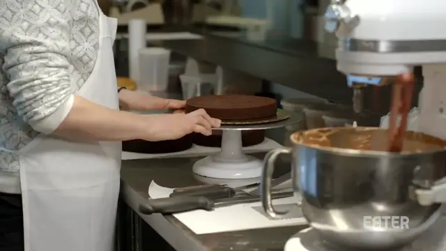 Video thumbnail for How to Frost a Cake Like a Pro - Savvy Ep. 19(720P_HD)