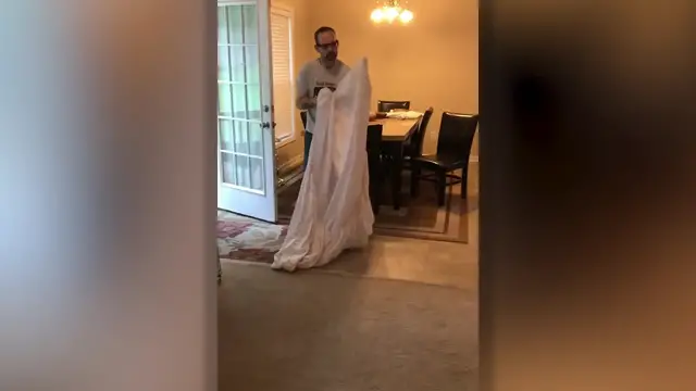 Video thumbnail for Husband Struggles For 2.5 Hours Trying To Fold Fitted Sheets | Happily TV