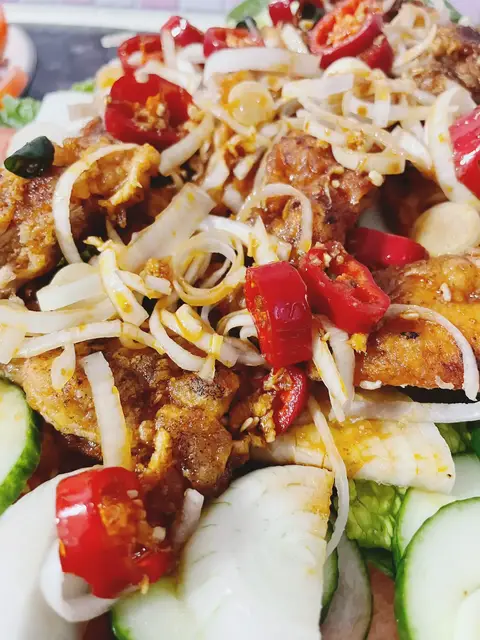 Video thumbnail for Crispy Chicken & Prawn Salad with Sweet Chilli Soy Sauce 🍗🍤