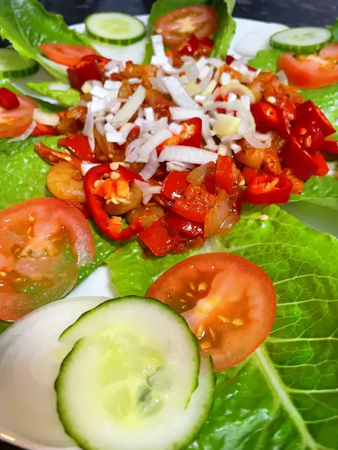 Video thumbnail for Quick & Spicy Garlic Prawns with Fresh Salad