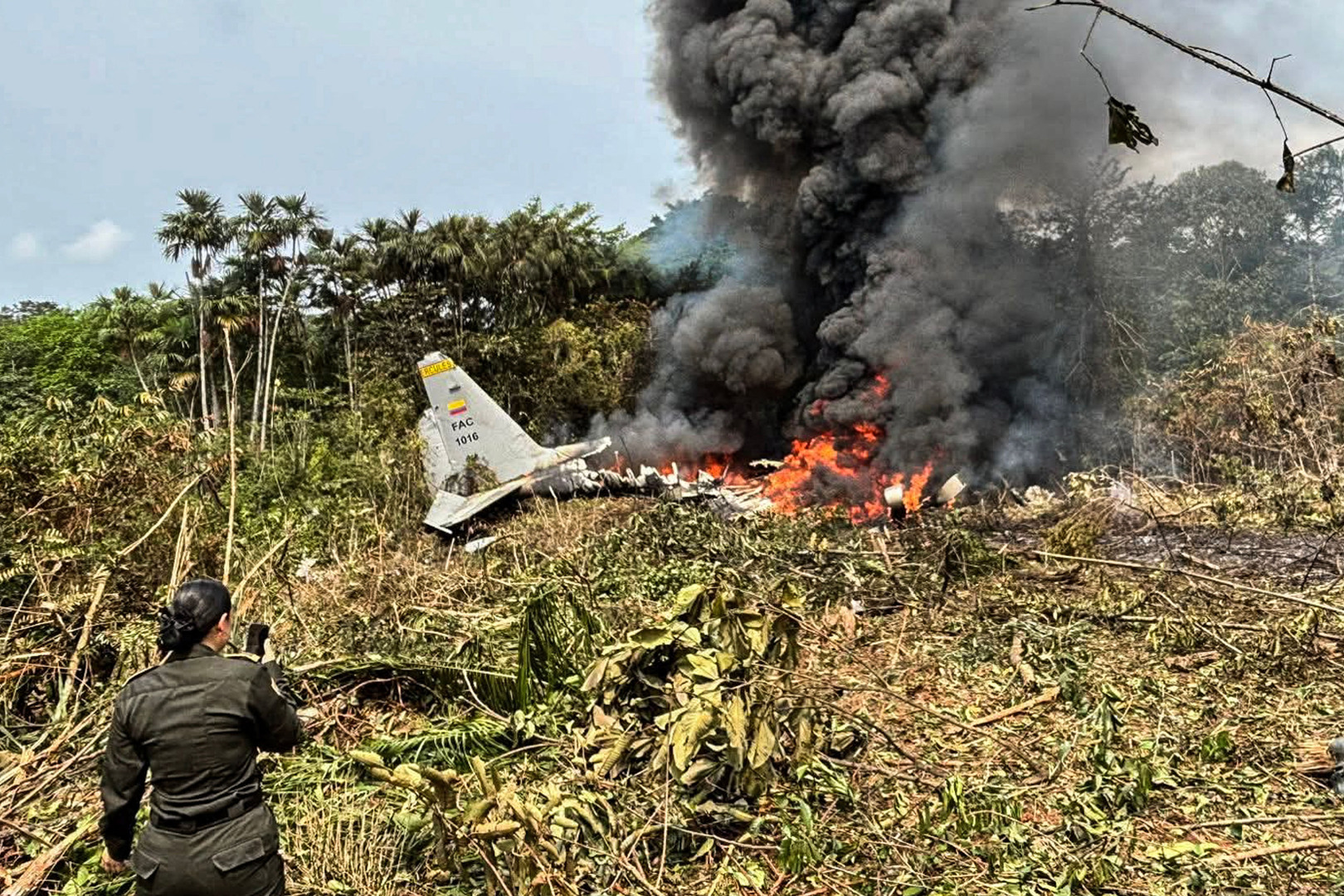 Video thumbnail for Survivors pulled from wreckage of Colombian air force plane