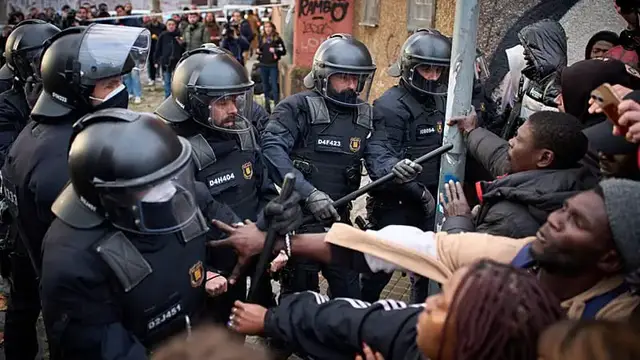Video thumbnail for Spanish police evict hundreds of mostly illegal migrants living in a squat