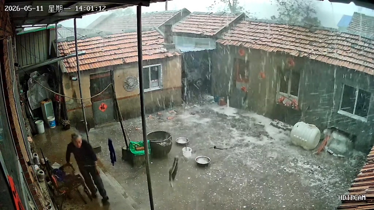 Video thumbnail for Hailstorm Smashes Roofs in Guangdong!