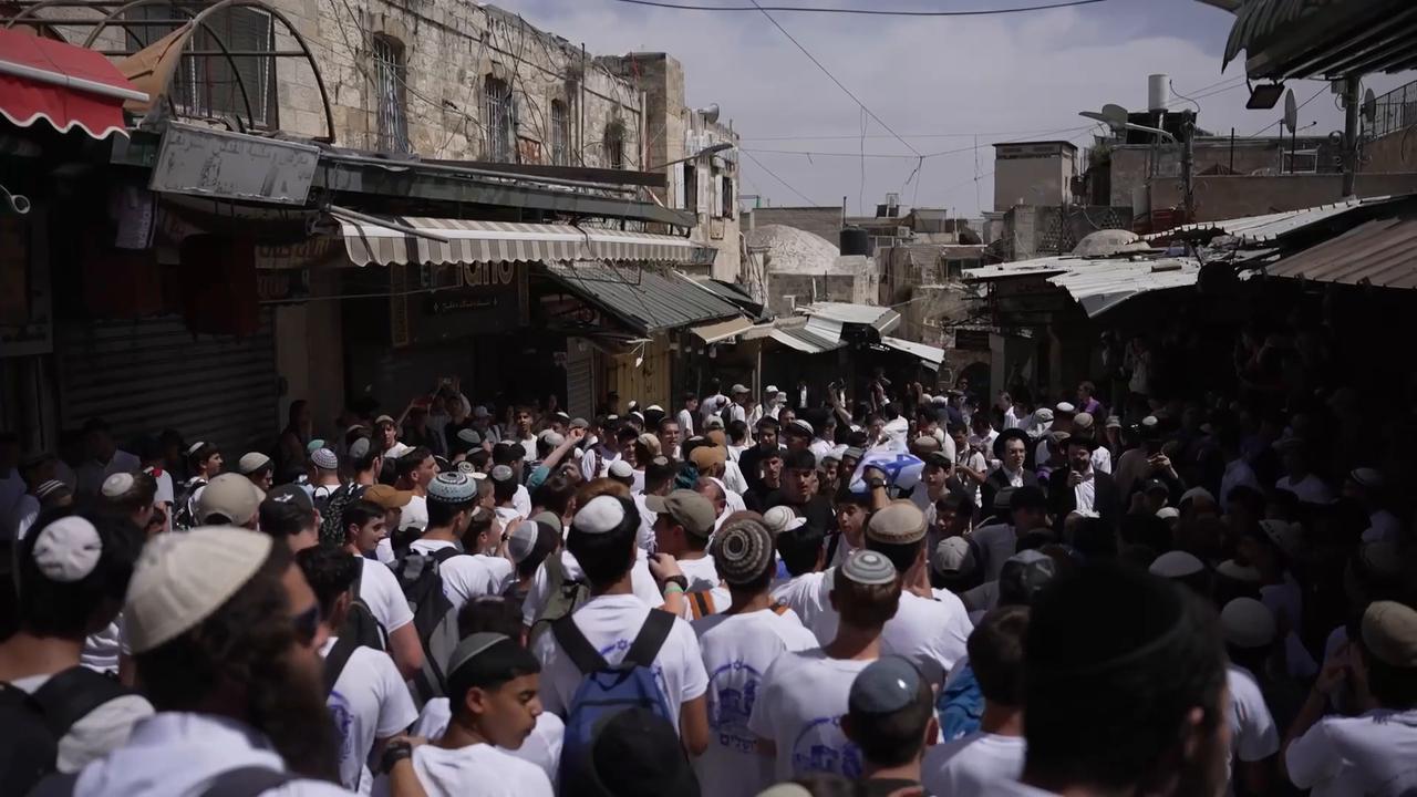Video thumbnail for Police intervene in Jewish far-right group’s 'Flag March' in Jerusalem.