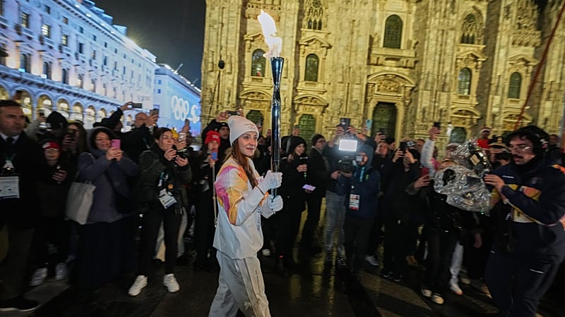 Video thumbnail for Winter Olympics flame lights up Milan as crowds pack Piazza Duomo