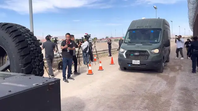 Video thumbnail for US: Mexico, US conduct joint border security operation in El Paso.