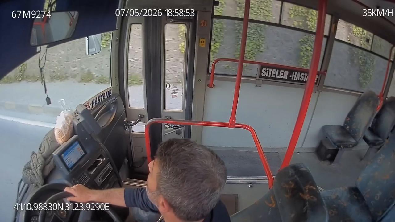 Video thumbnail for Türkiye: 2-year-old girl boards bus alone in northern Türkiye, found by driver and reunited with family.