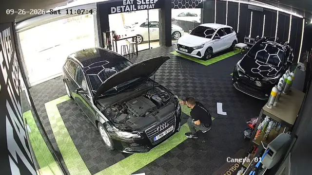 Video thumbnail for Car Hood Unexpectedly Closes on Mechanic's Hand in Greek Garage