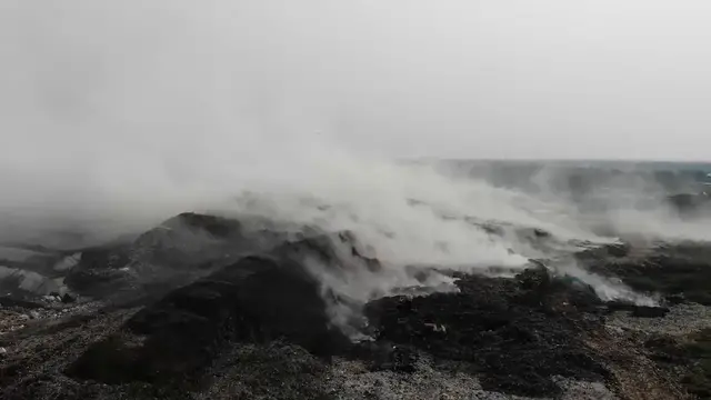 Video thumbnail for Indonesia: DRONE - Firefighting efforts continue after massive landfill blaze in Indonesia.
