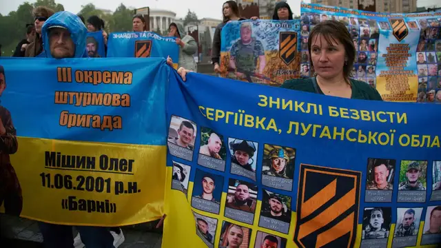 Video thumbnail for Ukrainians and Russians express deep scepticism as new peace talks open in Turkiye