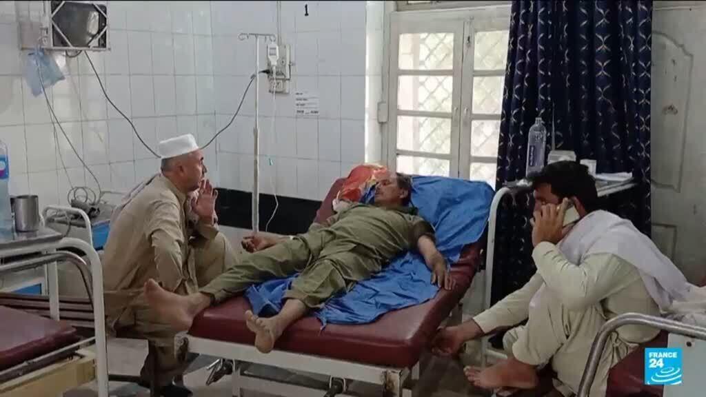 Video thumbnail for At least 15 killed in car bomb attack on northwest Pakistan checkpoint