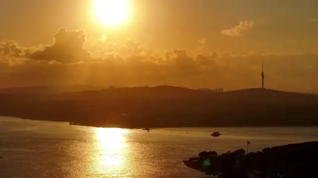 Video thumbnail for Türkiye: Golden sunrise paints breathtaking views over Istanbul's historic peninsula.