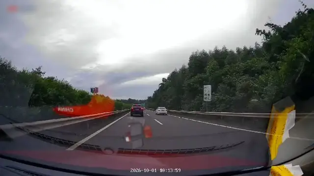 Video thumbnail for Car Rear-Ends Stopped Vehicle on Sichuan Highway