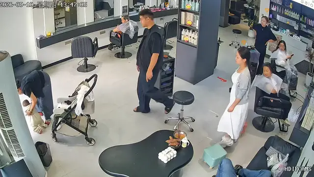 Video thumbnail for Baby Falls from Stroller During Adjustment in Henan Salon