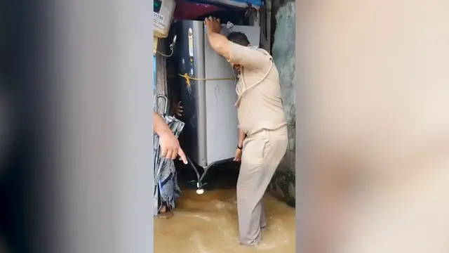 Video thumbnail for India: Heavy monsoon rains trigger flooding and transport chaos in western India.