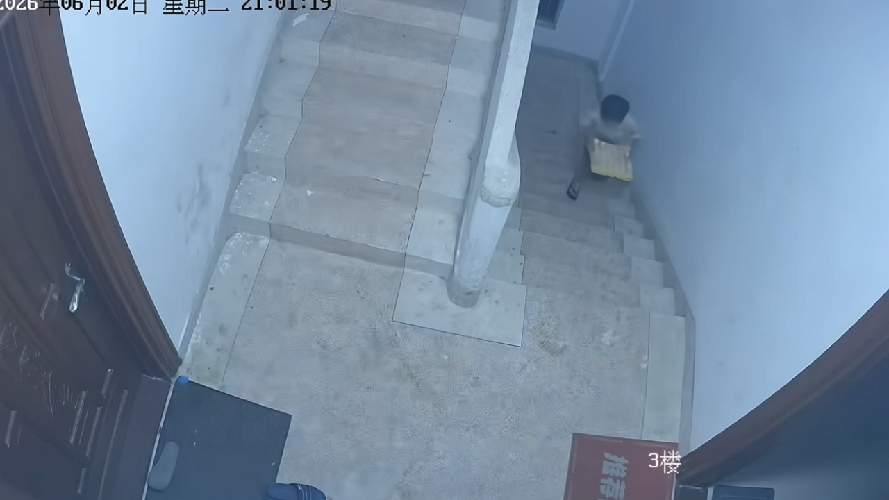 Video thumbnail for Boy Slips on Stairs, Drops Tray of Eggs in Guangdong