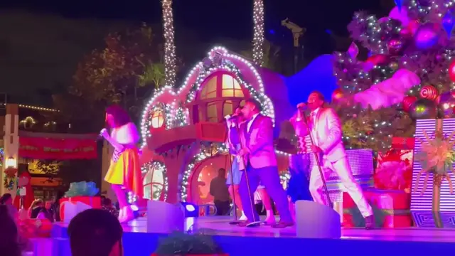 'Video thumbnail for The Who Bee Doo Wops Show from Grinchmas at Universal Studios Hollywood'