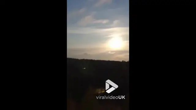 'Video thumbnail for VV5037 Meteorite illuminates skies of Moscow'
