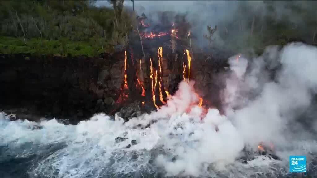 Video thumbnail for Lava flow reaches ocean on France's Reunion island