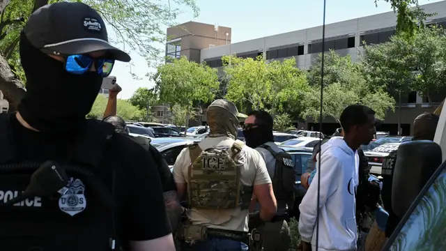 Video thumbnail for Proposed US bill seeks to ban ICE agents from wearing masks during raids