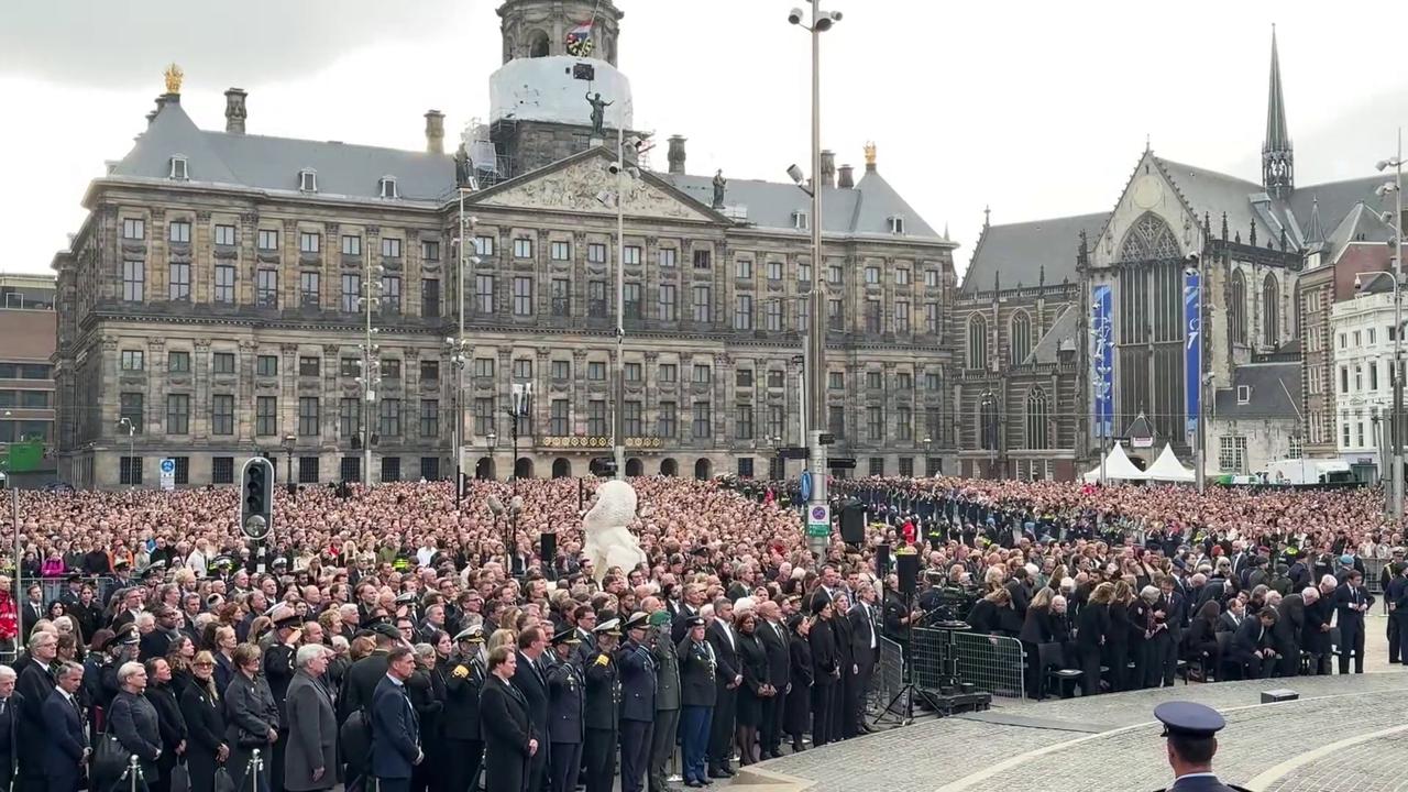 Video thumbnail for Netherlands: Thousands gather for Remembrance Day ceremony in Amsterdam.